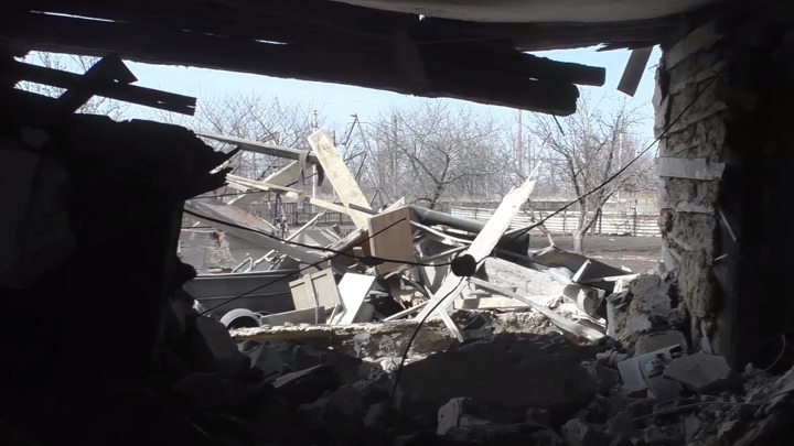 При обстреле украинской армией жилых кварталов в Донецке погибла женщина