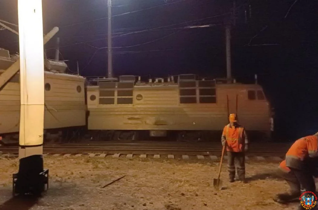 ЧП на РЖД - поезд сошел с рельс в Ростовской области