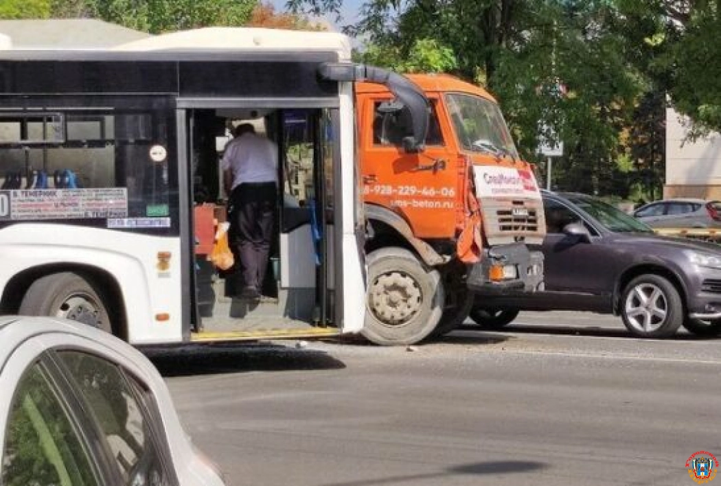 В центре Ростова столкнулись автобус и бетономешалка