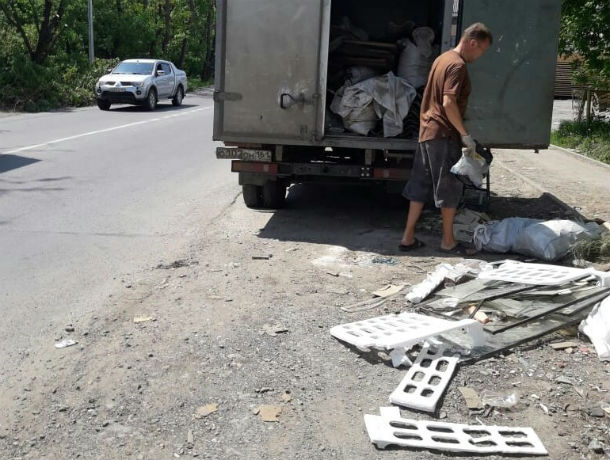 Ростовчанка спасла свой двор от опасных отходов, которые подкинули в мусорный контейнер