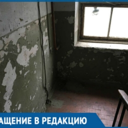 «Куда уходят наши деньги за капремонт?!»: жильцы дома на Западном пожаловались на отвратительное состояние подъезда