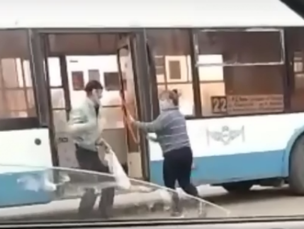 Ростовчане засняли на видео, как женщина-водитель троллейбуса дала отпор буйному пассажиру