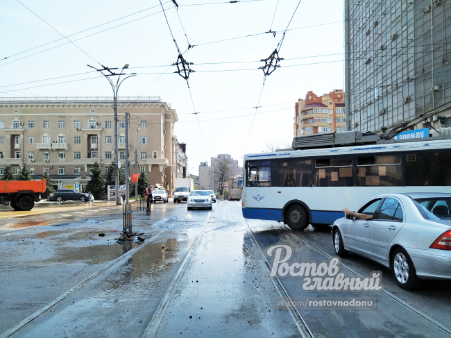 Центр Ростова временно остался без воды из-за прорыва трубы