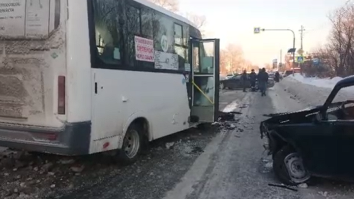 Три человека пострадали в ДТП с микроавтобусом в Челябинске