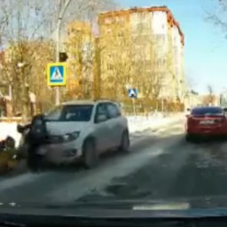 В Тюмени водитель сбил малышей на переходе у школы. Видео