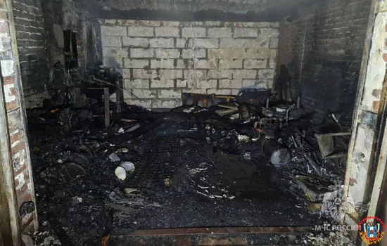 Из-за неисправного трансформатора сгорел гараж в Ростовской области 