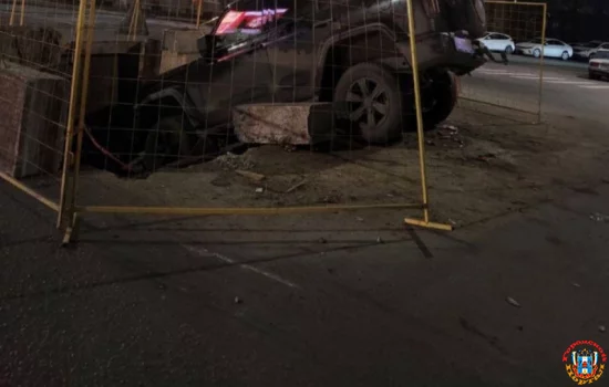 На Малиновского машина провалилась в разрытую яму