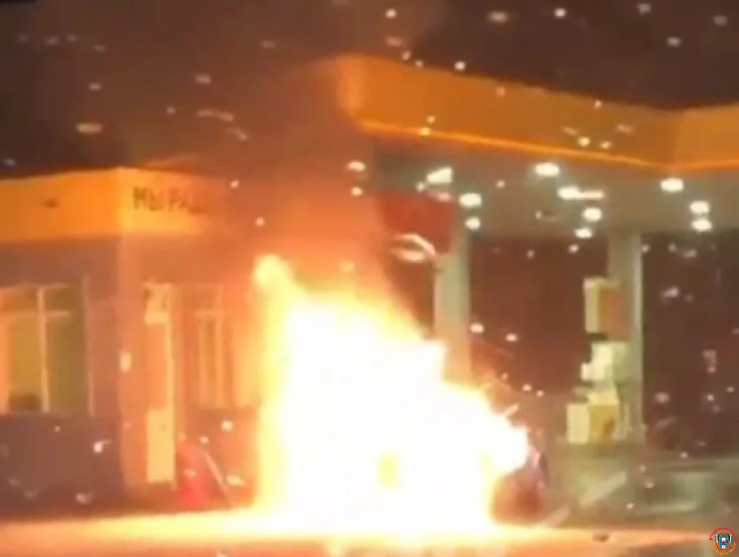 На заправке в Ростове сгорела легковушка