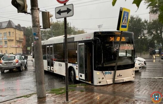 В Ростове на Стачки водитель автобуса № 34 снес дорожный знак