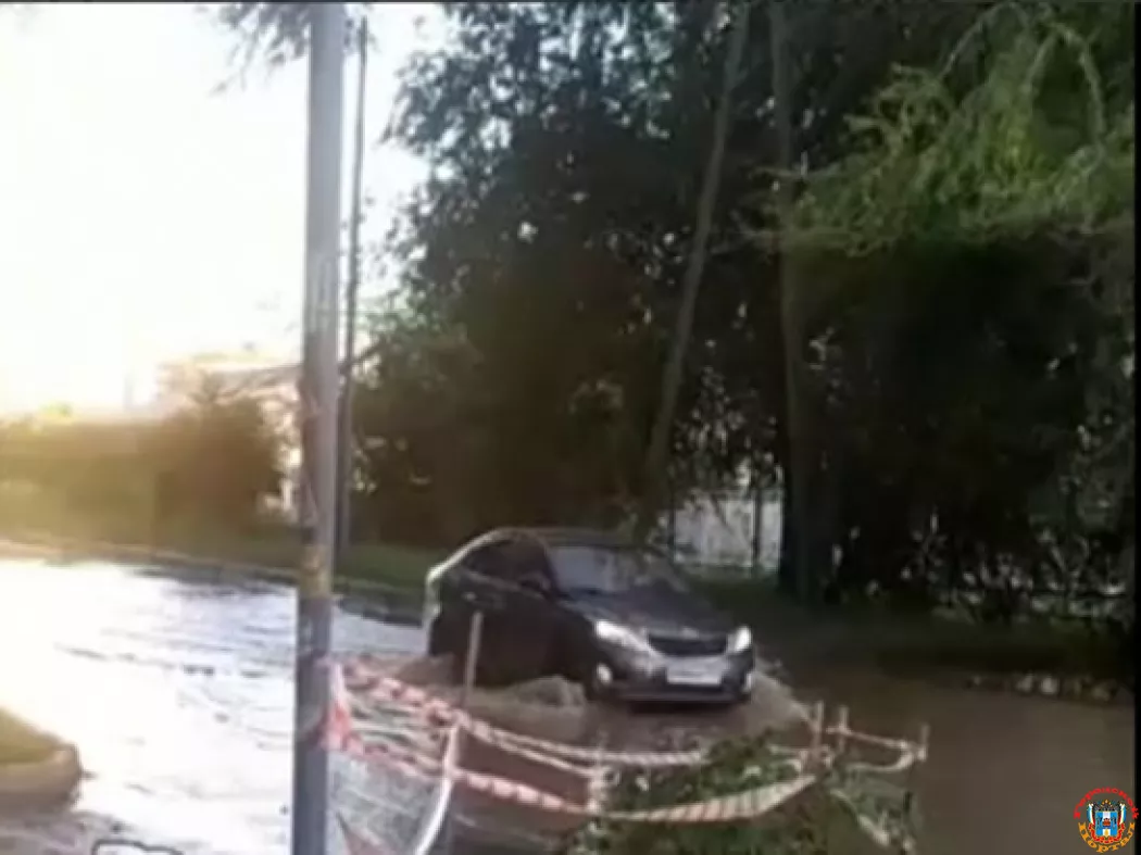 В Ростове улица Нансена ушла под воду из-за прорыва трубы