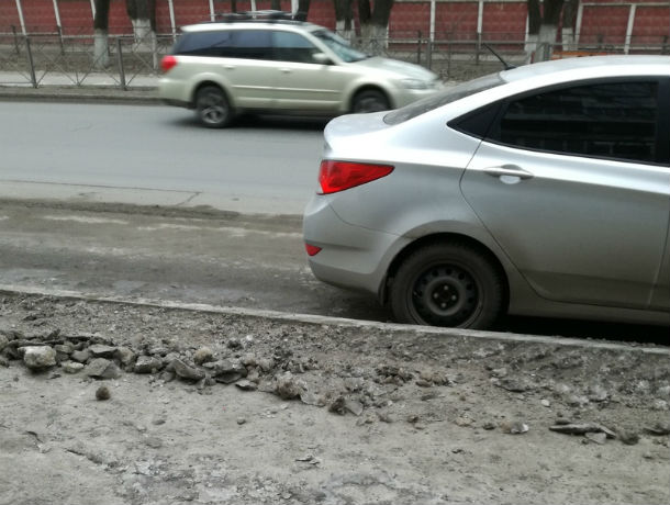 В Новочеркасске вместе со снегом сошел асфальт на проспекте Баклановском