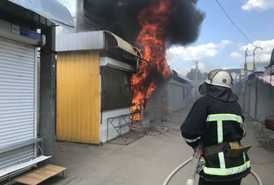 На Северном в Ростове сгорел торговый ларёк