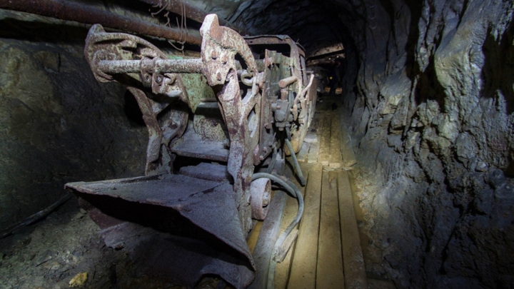 На руднике в Приморье оказались заблокированы два горняка