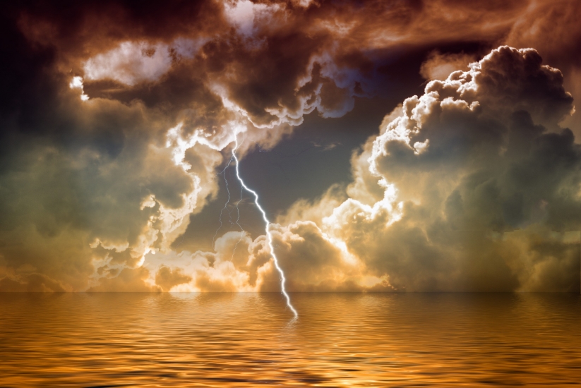 В Таганрогском заливе объявили штормовое предупреждение из-за непогоды