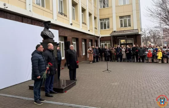 В донской гимназии открыли бюст Герою Советского Союза Гукасу Мадояну