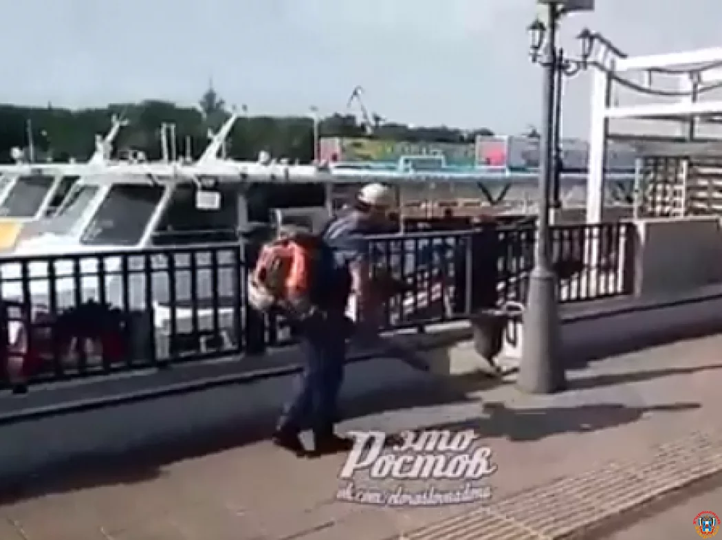 В Ростове мусор с набережной сметают прямо в реку Дон