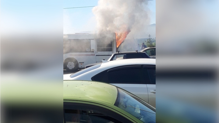 В Красноярске во время движения загорелся пассажирский автобус