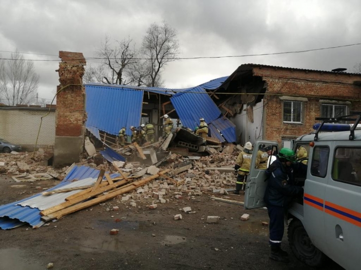 В Сальске рухнула стена здания, два человека могут быть под завалами В Сальске рухнула стена здания, два человека могут быть под завалами