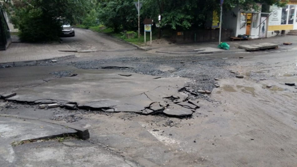 Смытый ливнем асфальт на дорогах Ростова-на-Дону восстановят за четыре дня