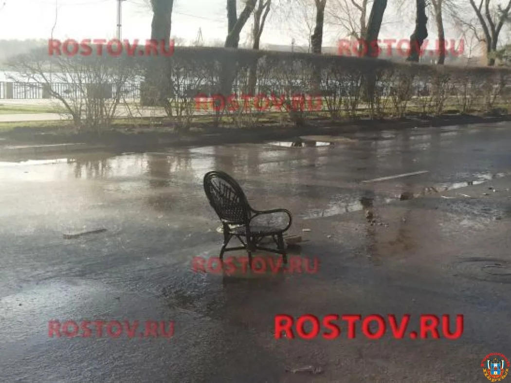 В Ростове на Береговой в открытый люк вставили винтажный стул