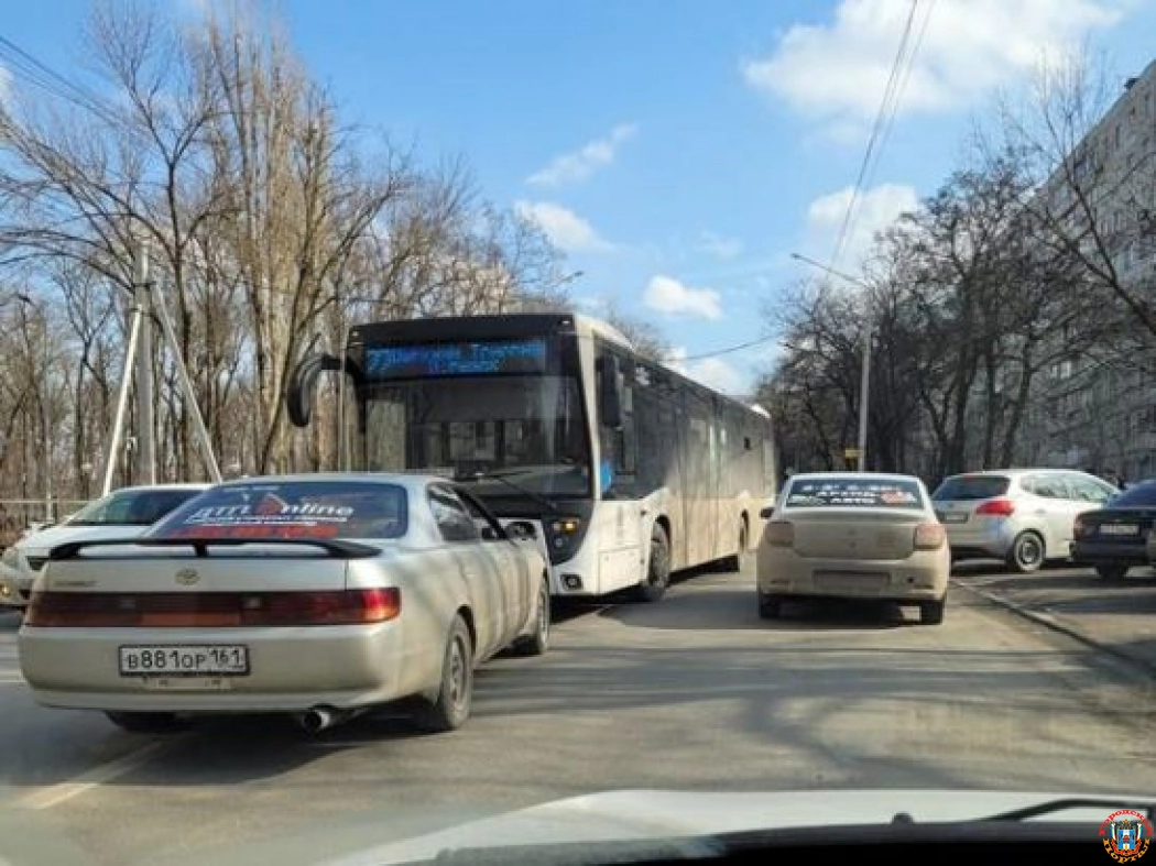 В Ростове-на-Дону водитель автобуса № 77 влетел в иномарку