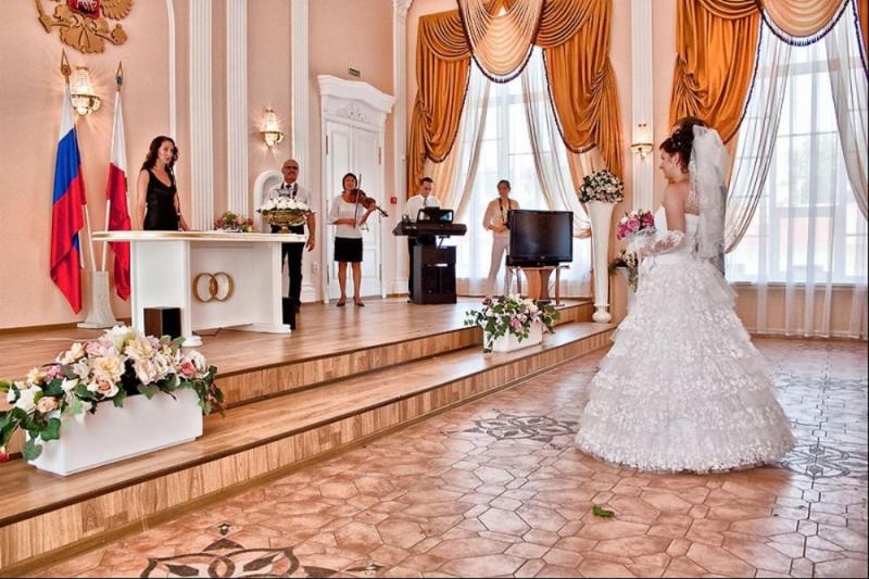 На церемониях бракосочетания в Ростовской области запретили смеяться и приходить в грязной обуви