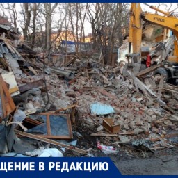 «Полный люк кипятка»: жители многоэтажки в центре Ростова боятся провала асфальта из-за коммунальной аварии