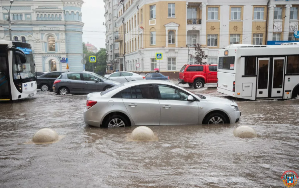 Центральные улицы в Ростове затопило из-за грозы