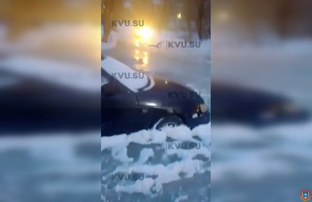 Фекальный плен: в Шахтах припаркованные машины сковало льдом из канализационных стоков