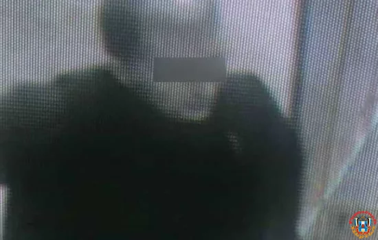 Свой половой орган показывает детям после угощения конфетами полулысый извращенец в кинотеатрах Ростова