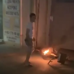 Ростовчанин сжег на улице прокатный велосипед