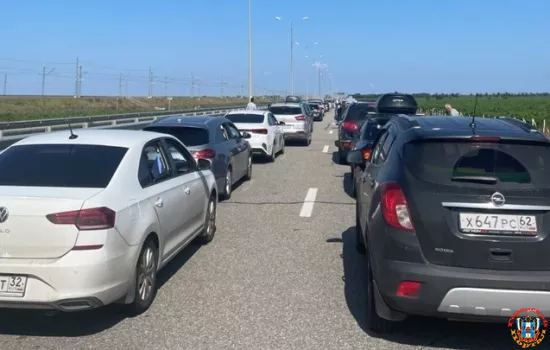 На подъезде к Крымскому мосту образовалась пятикилометровая пробка
