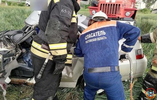 Под Ростовом мужчина за рулем «десятки» пострадал в ДТП с КамАЗом