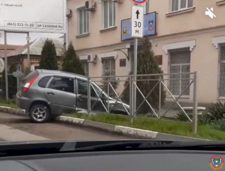 В Батайске водитель легковушки врезался в забор