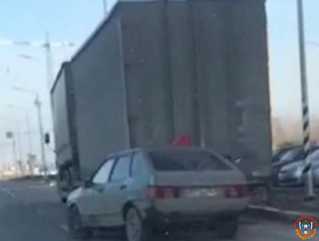 В Левенцовке в Ростове легковушка влетела в фуру