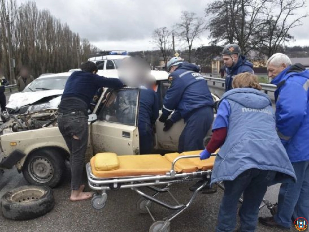 В Ростовской области три человека пострадали в ДТП со «Шкодой» и «Жигулями»