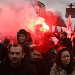 В Париже антиваксеров разогнали газом
