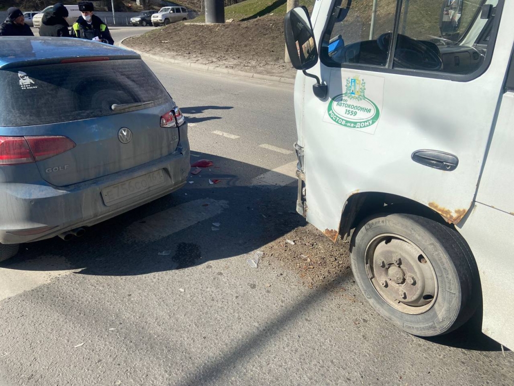 В Ростове после ДТП с участием маршрутки и легковушки в больницу с травмами попал пассажир
