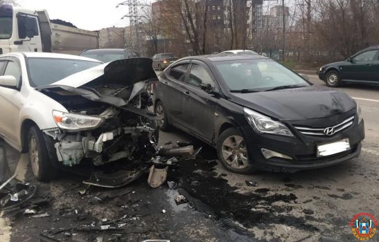 На Нагибина в Ростове в массовом ДТП пострадал водитель «Лады Приоры»
