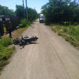 В Ростовской области водитель «Лады Калины» сбил подростка на мотоцикле и скрылся с места ДТП