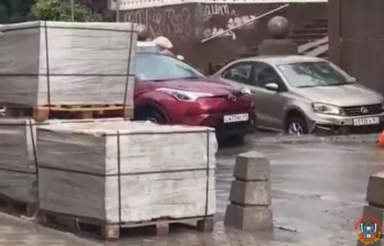 В центре Ростова автомобиль застрял в яме посреди Пушкинской