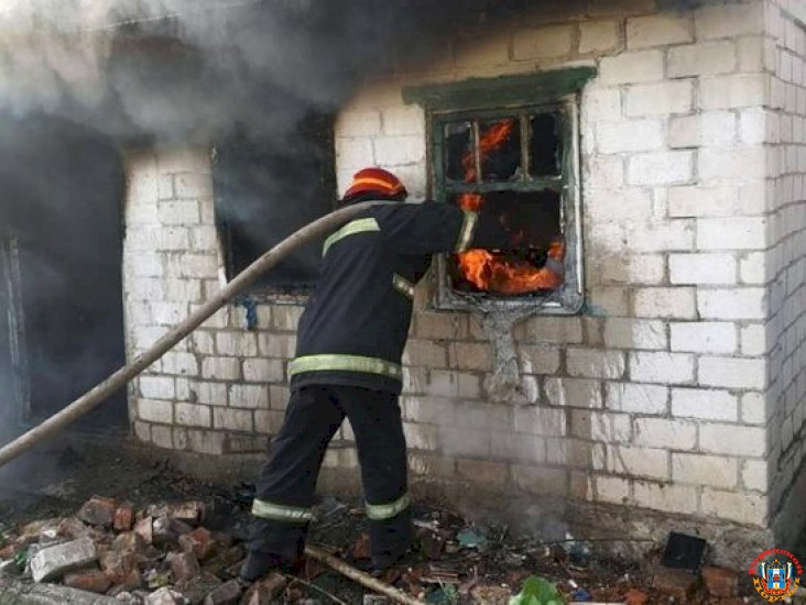 В Ростовской области сгорела бесхозная постройка