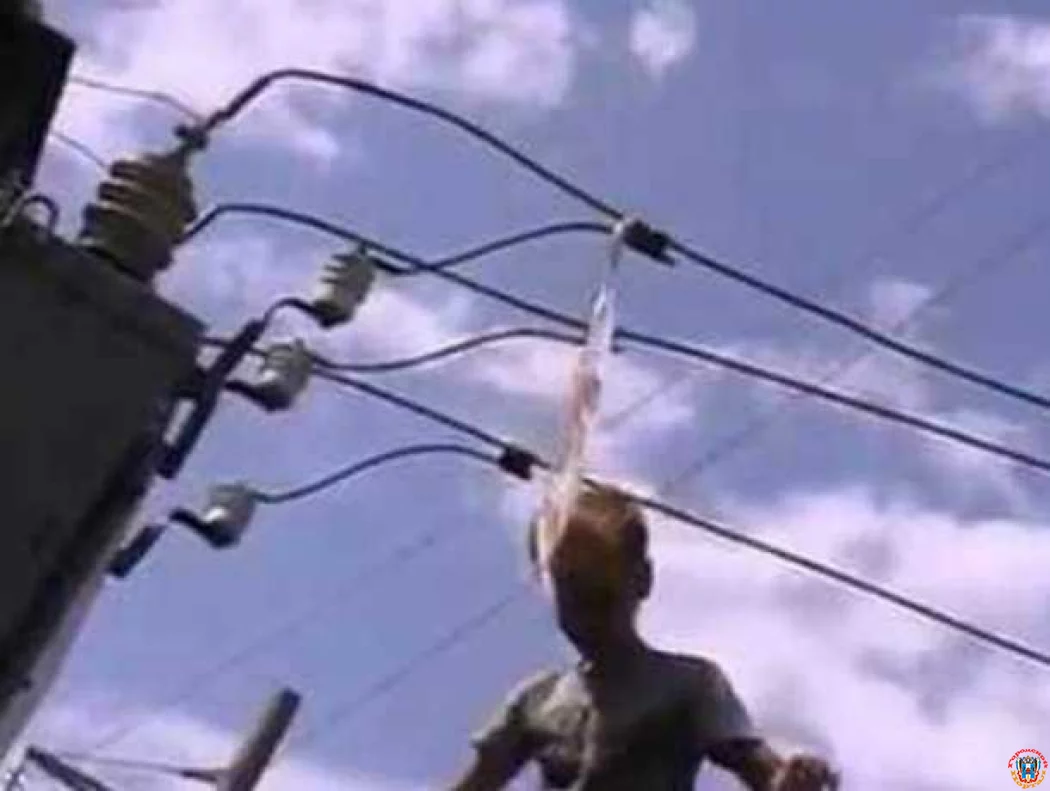 Застрявшего на высоковольтном столбе подростка спас случайный автомобилист в Ростовской области