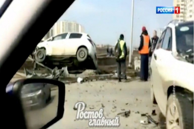 В Суворовском микрорайоне Ростова автомобиль снес дорожный знак