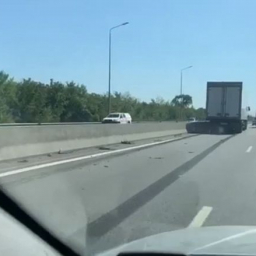 Под Батайском фура врезалась в отбойник