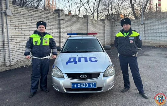 Экипаж ДПС выручил женщину в Каменске-Шахтинском у железнодорожного переезда