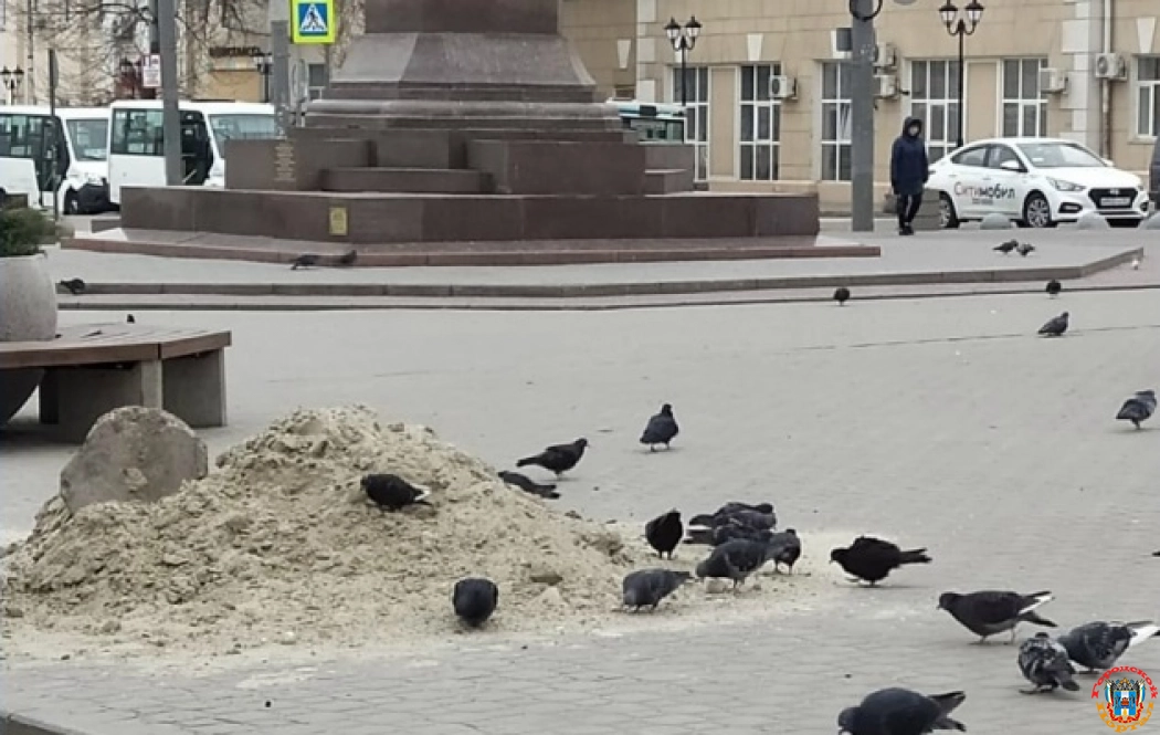 Кучу песка в центре Ростова не могут убрать неделю