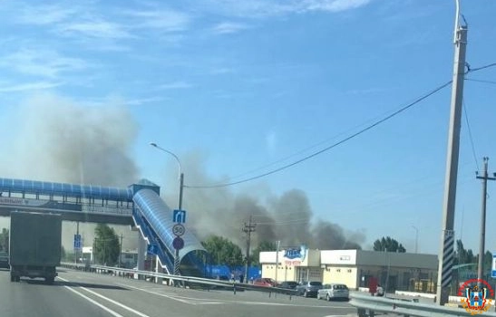 На южной окраине в Батайске загорелась сухая трава
