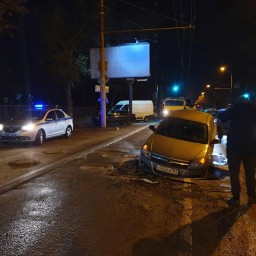 В Ростове-на-Дону иномарка провалилась в яму с кипятком