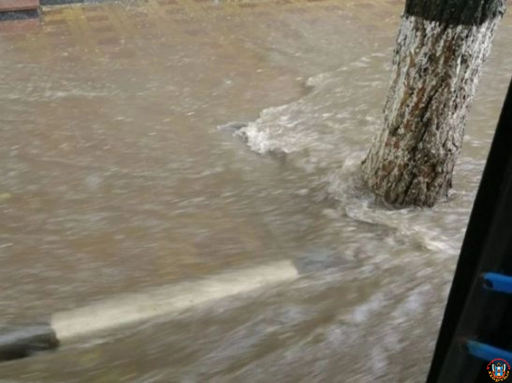 Из-за мощного ливня десятки улиц Ростова ушли под воду